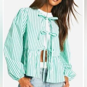 GREEN AND WHITE STRIPED TIE-FRONT PEASANT BLOUSE SIZE MEDIUM